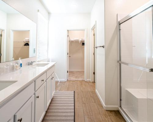 05-Main-Bath-6563-E-Tobey-Ave-09